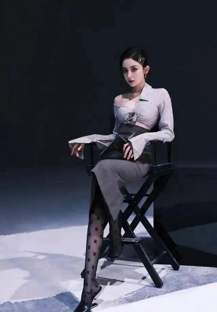 古力娜扎上演"制服诱惑",被她的身材折服了,香肩微露锁骨迷人,黑丝袜