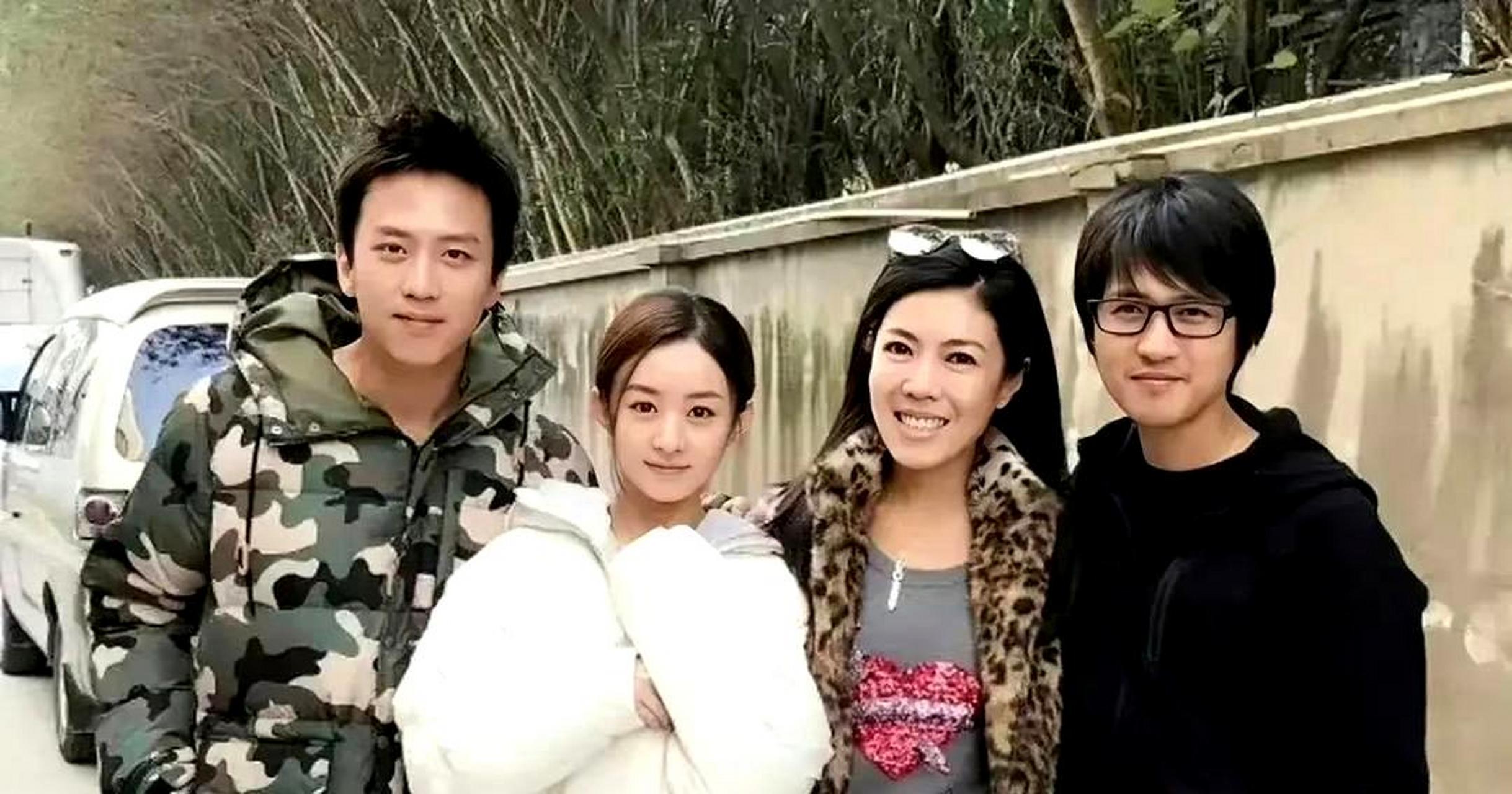 赵丽颖的旧照都是合影,其中一位女性与她站在一起.