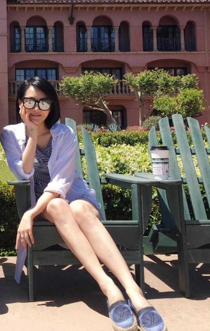 51岁许晴身体里住着1个少女,剪了短发在国外度假,私服搭配超嫩