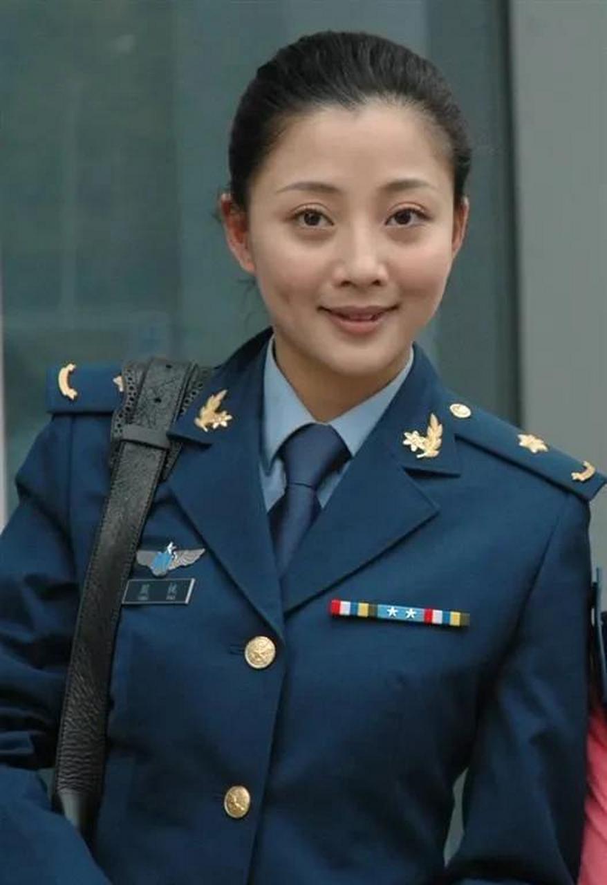 gif创作人# 殷桃的一组军装照,从少女时期的青涩娇憨到中年时期成熟