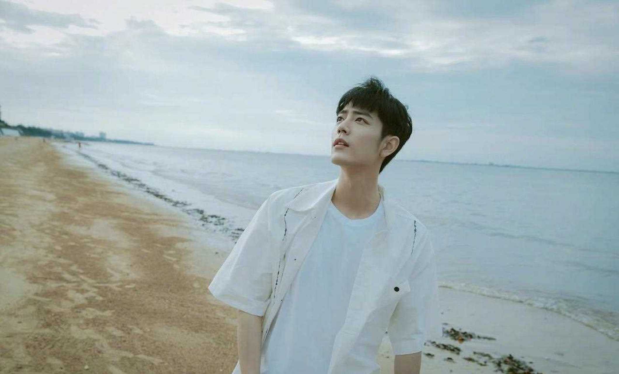 肖战海边写真大片!白衬衫清爽帅气,治愈笑容格外温柔,感受自然的美好.