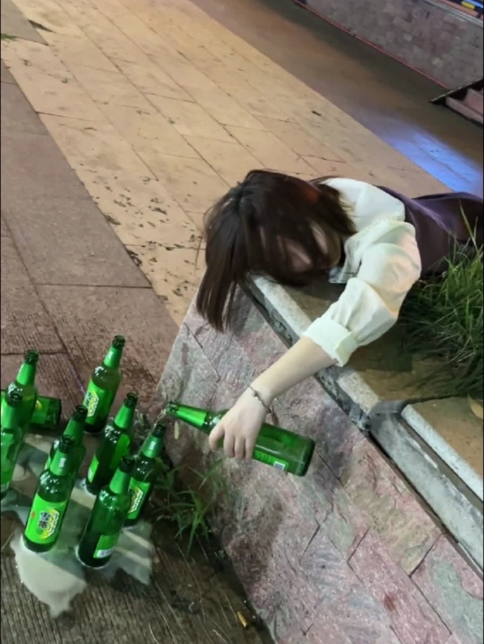 女生喝醉酒倒路边图片