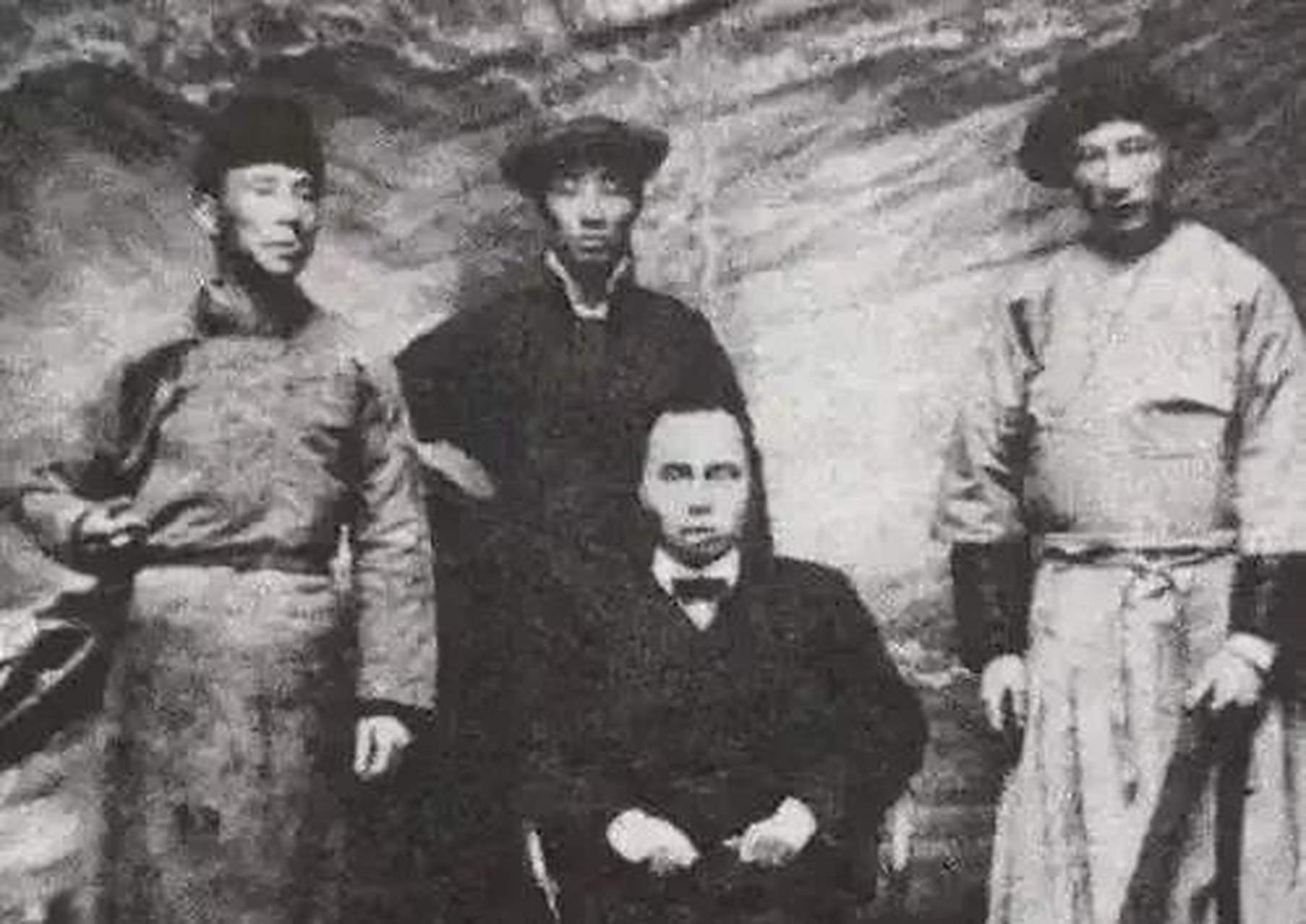 上海著名流氓小八股之一的高鑫宝,以抢土(鸦片),运土,贩土起家,在麦特