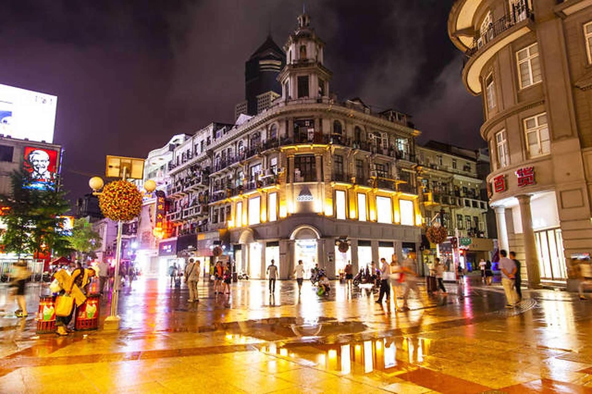 江汉路步行街是中国最长的步行街,有"天下第一步行街"的美誉,位于武汉