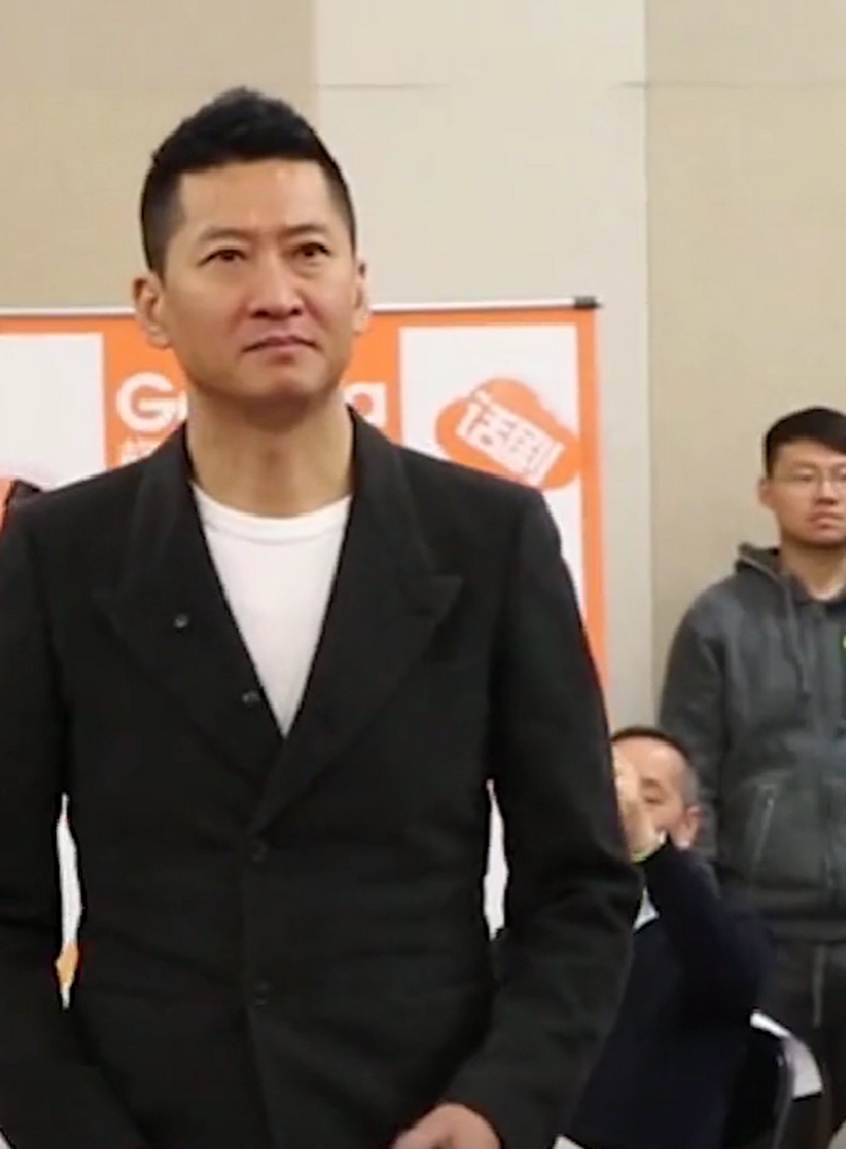 周杰 许久未演戏,紧张的在台下努力排练着,曾因一吻被坑16年,失去演艺