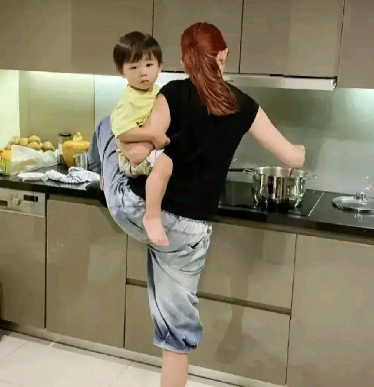 连蔡少芬都这么辛苦过带去娃,但凡孩子是自己带的妈妈,应该都有过这样