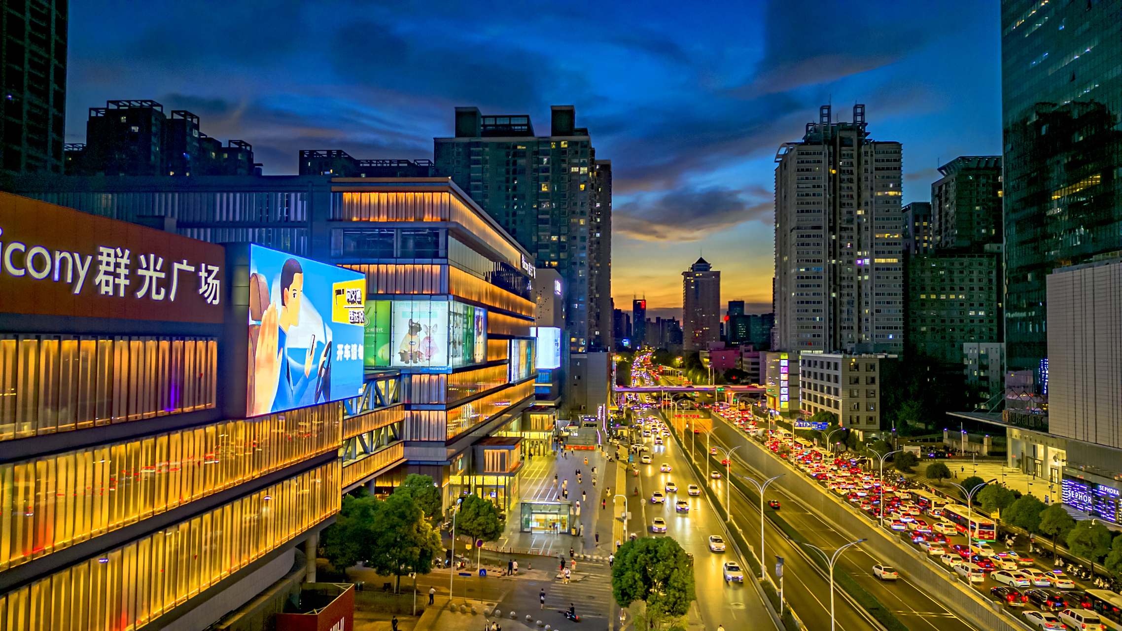 洪山大学之城# 繁华的街道口(洪山区融媒体中心供图)