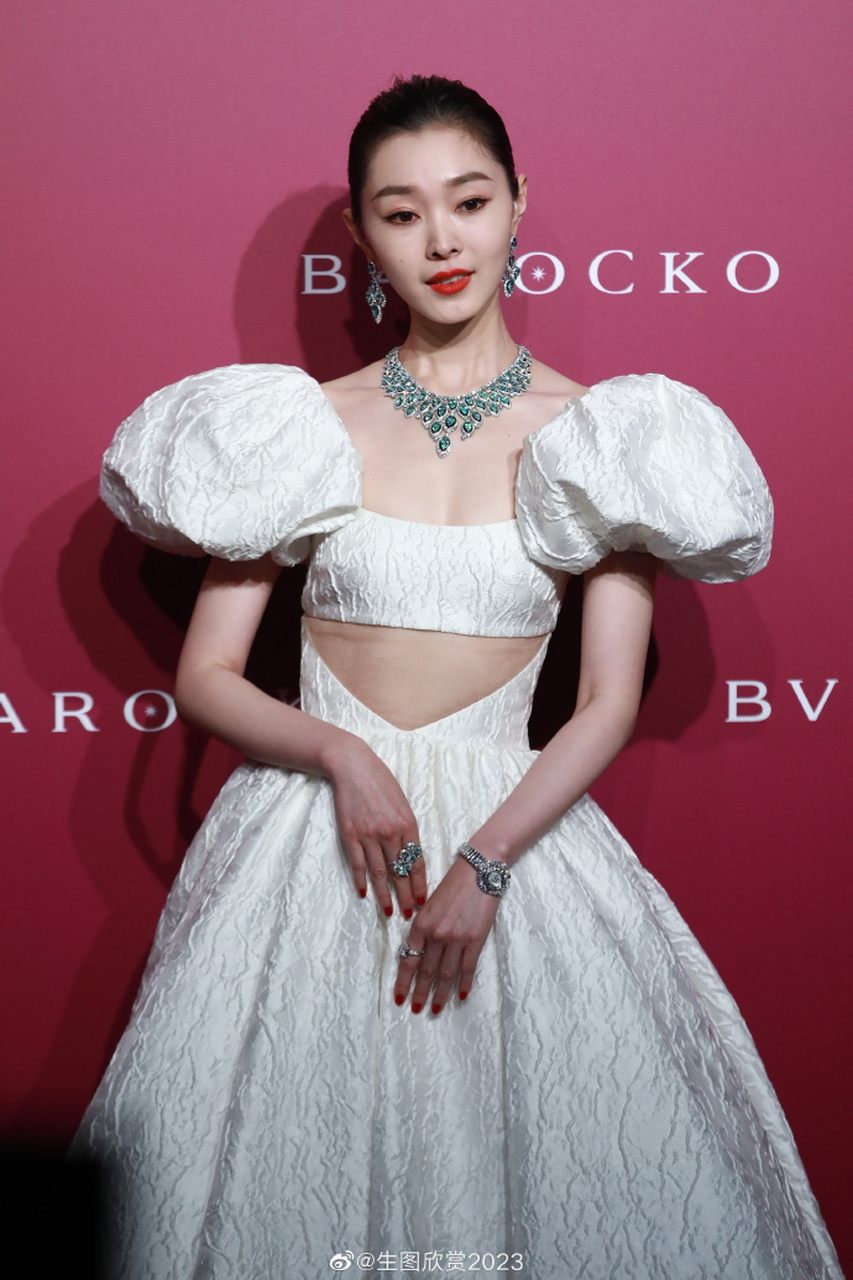 宋轶生图也很美,礼服也很拉风,就是身材差了点,穿这件礼服略显尴尬