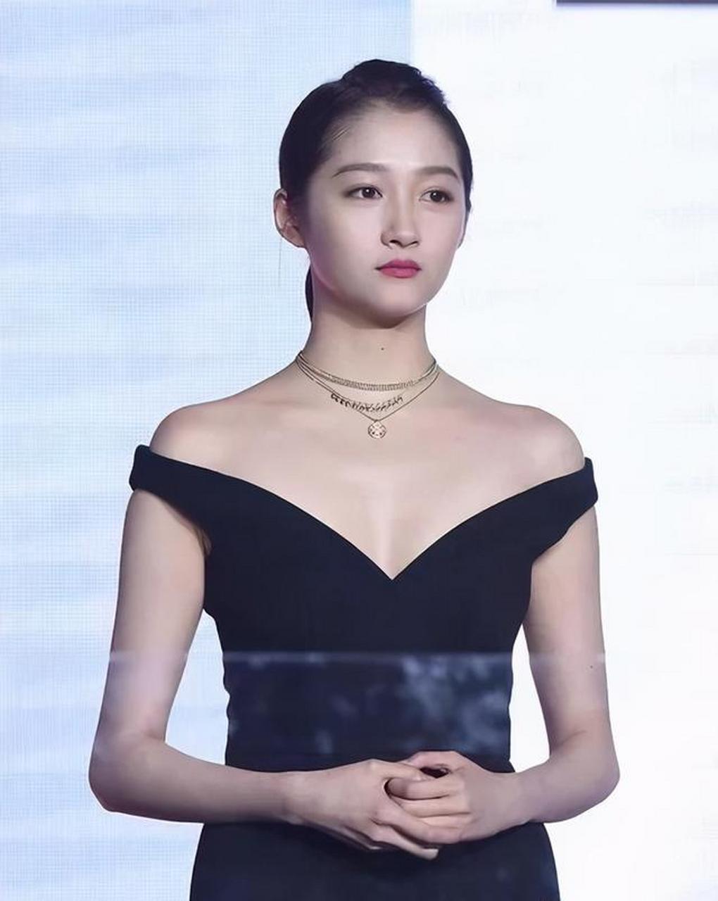 关晓彤造型又翻车了?机场短上衣配白裤,肩厚胯宽还遮盖了美腿