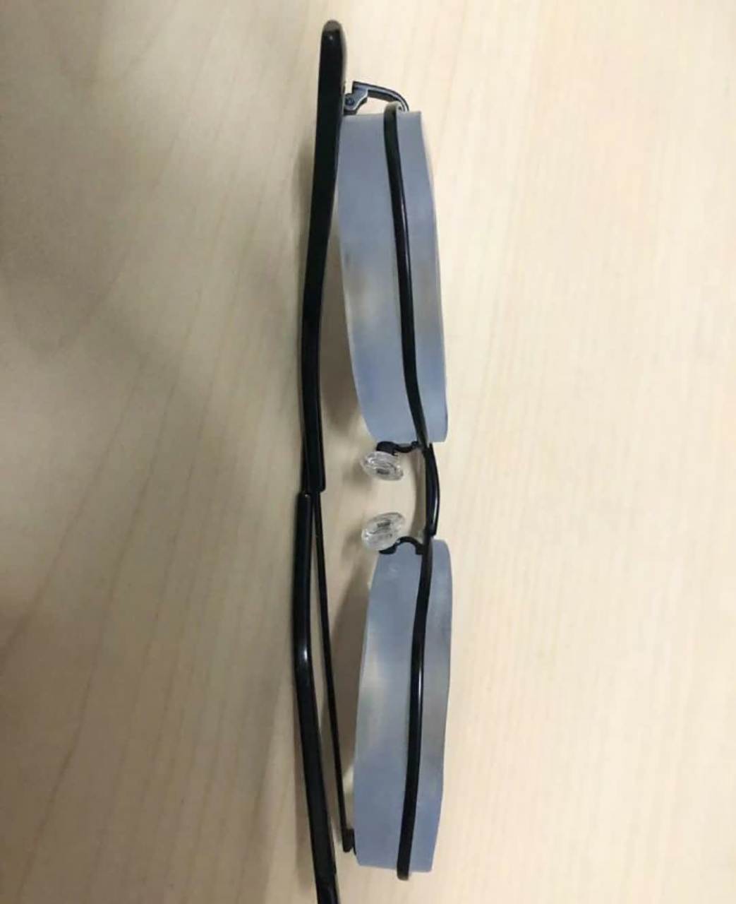 难怪有家长总说我家孩子的眼镜镜片厚如瓶底. 这不是谎言……[尬笑]