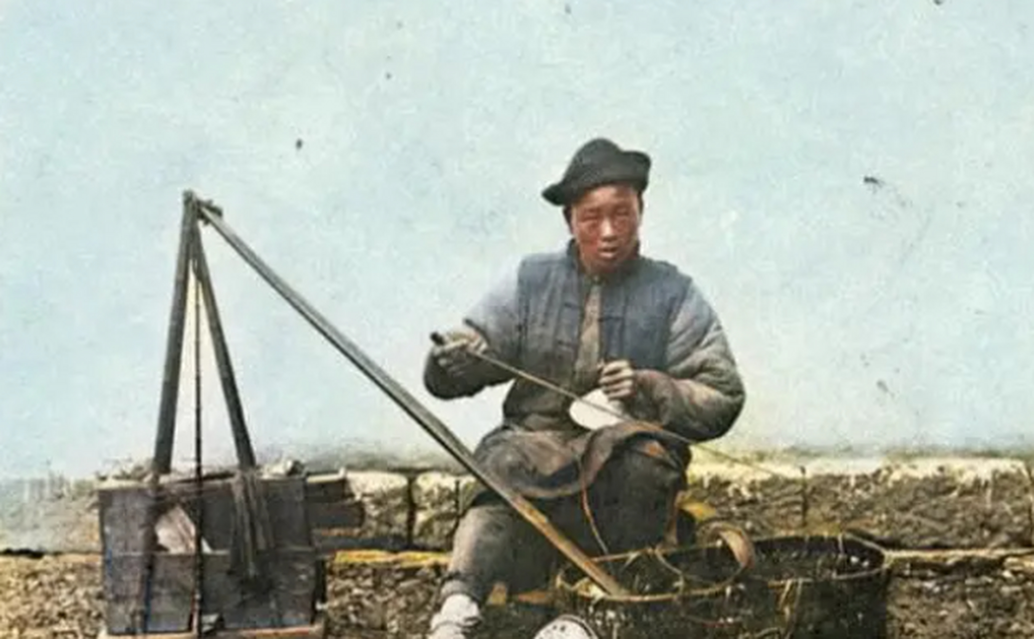 这是外国传教士拍下的照片,一位小摊贩正在路边坐着休息