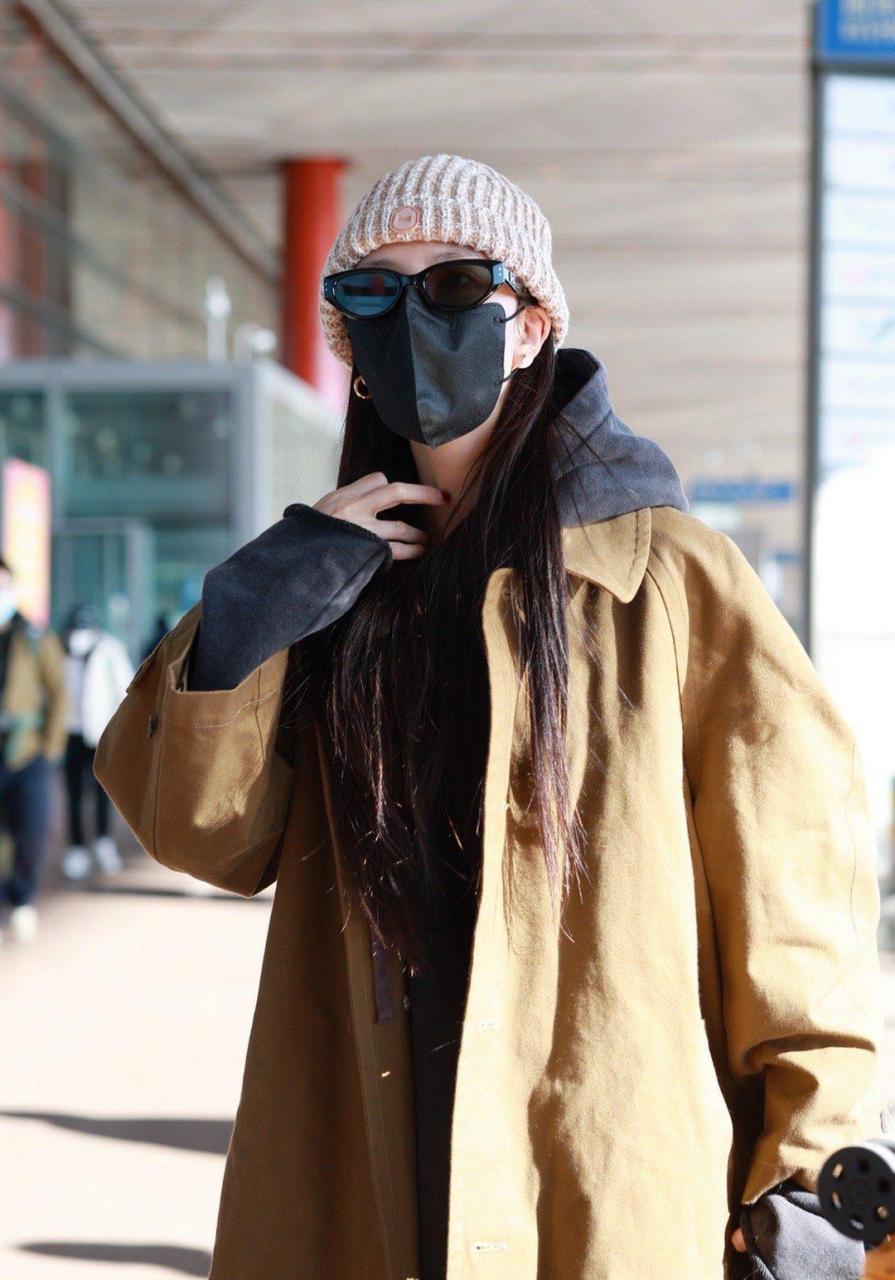 宋妍霏机场街拍,棕褐色风衣 连帽卫衣 毛线帽这样穿让时髦毫不费力