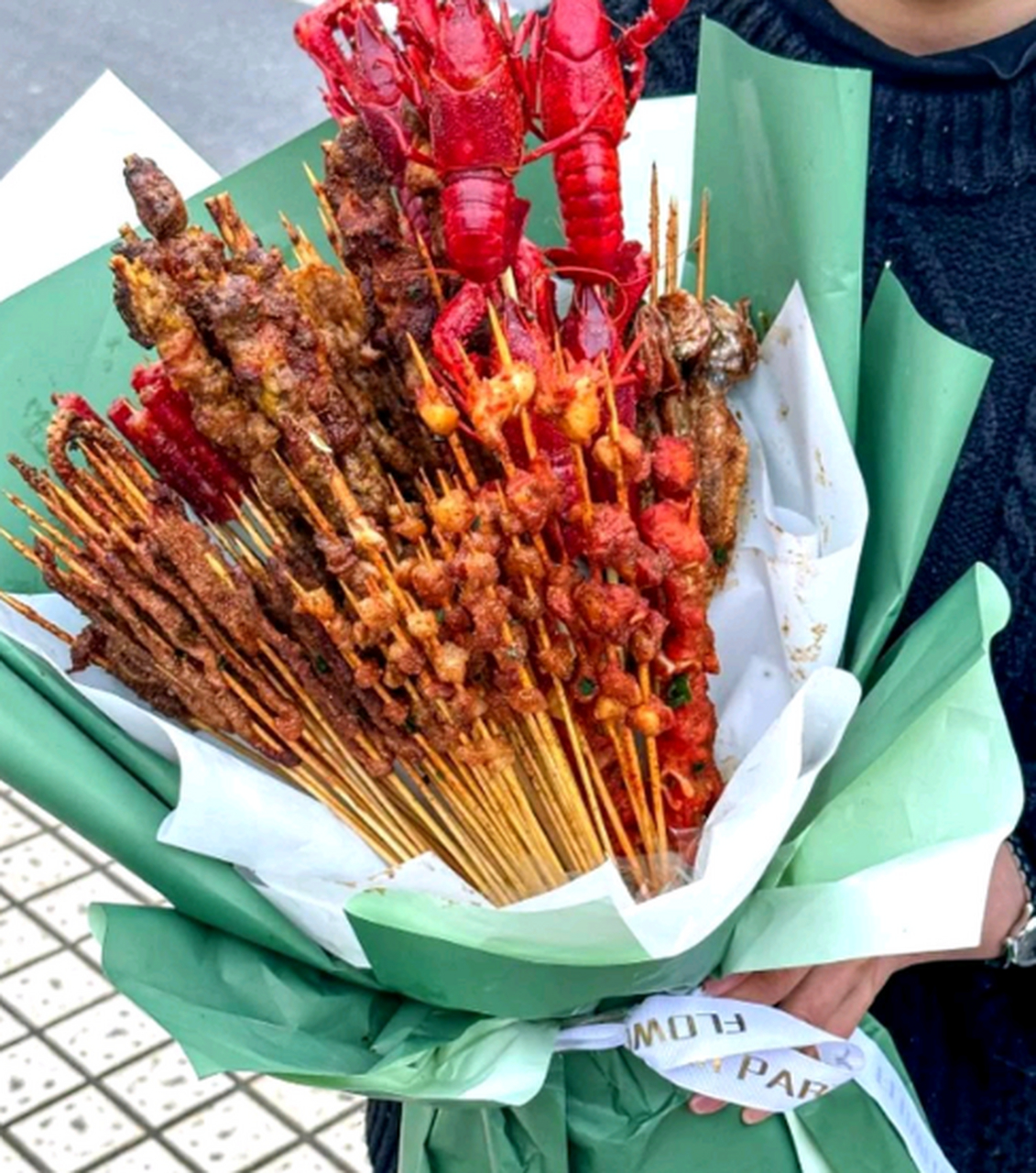 男子给女朋友送烧烤花束,对症下药,不比什么都强