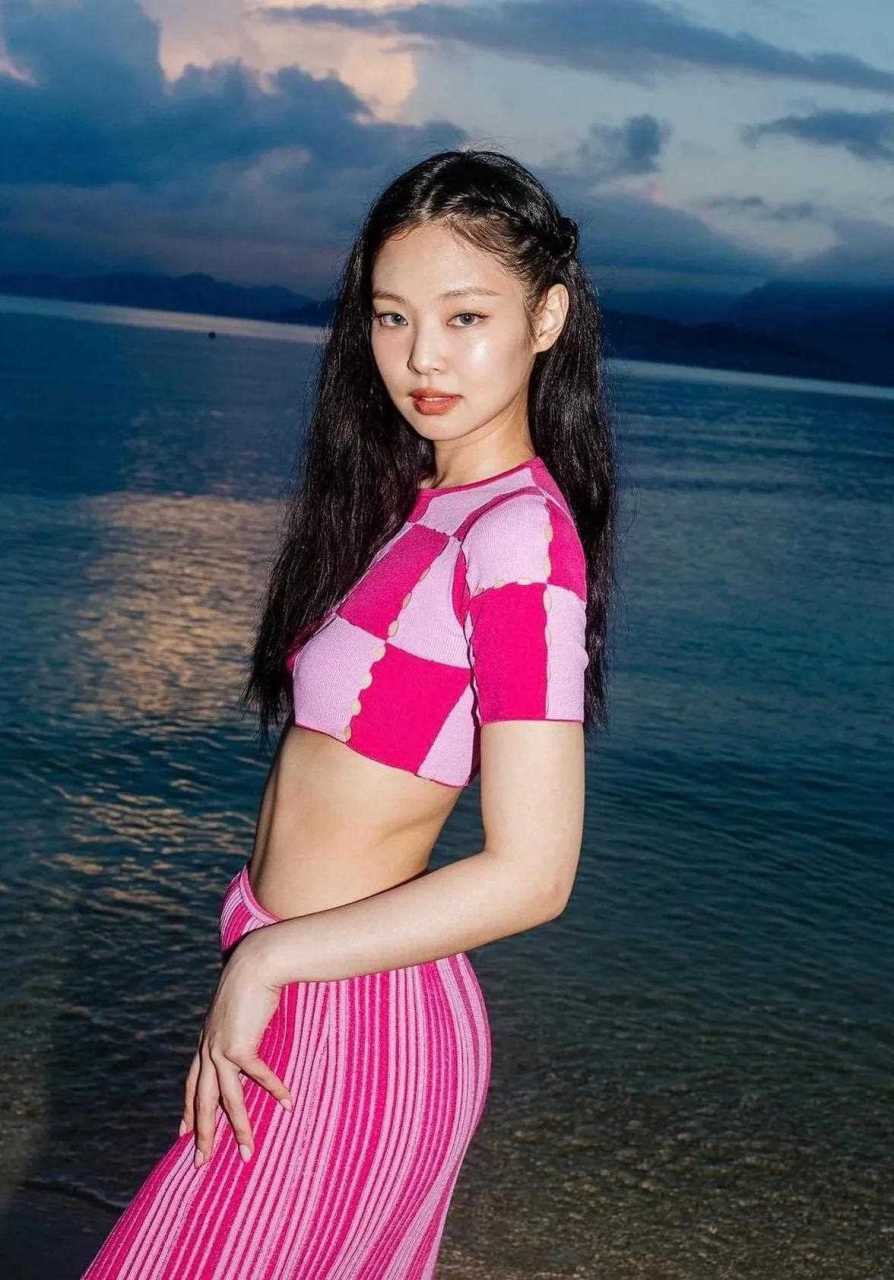jennie穿着全身粉色的jacquemus造型,露出一大