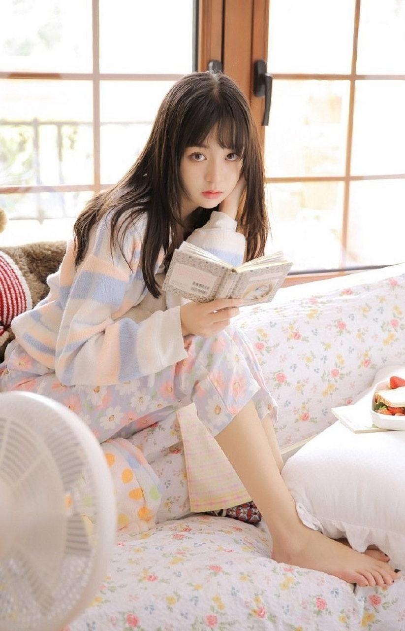 尤果金色长发美女安沛蕾性感私房照