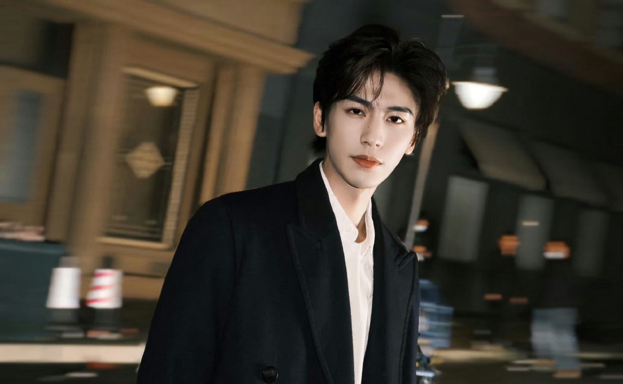 星闻#  宋威龙的恋情让张凌赫无辜躺枪,还是让这个帅哥在角落独自