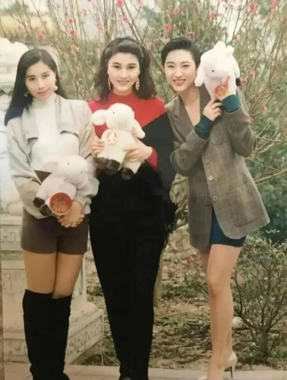 20世纪90年代,三位来自香港的美女明星合影曝光.