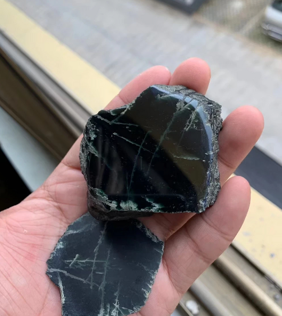 点击头像看直播##翡翠原石#精品切口墨翠,自然光黑度一流,纯净度高