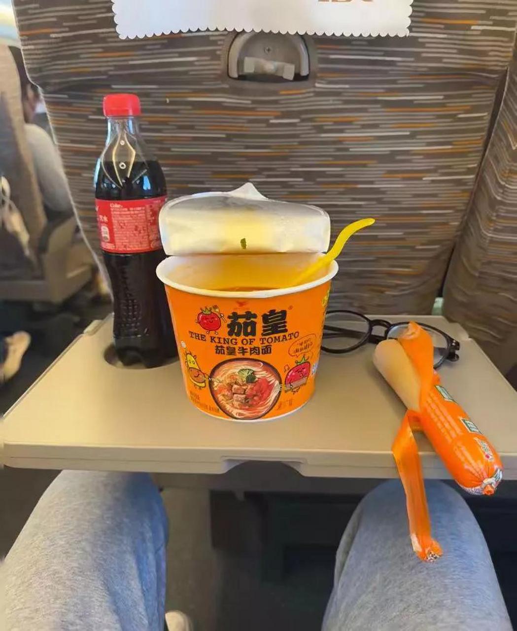 高铁上吃泡面被教育没有素质 起因是今天坐高铁去北京,然后车厢里有一