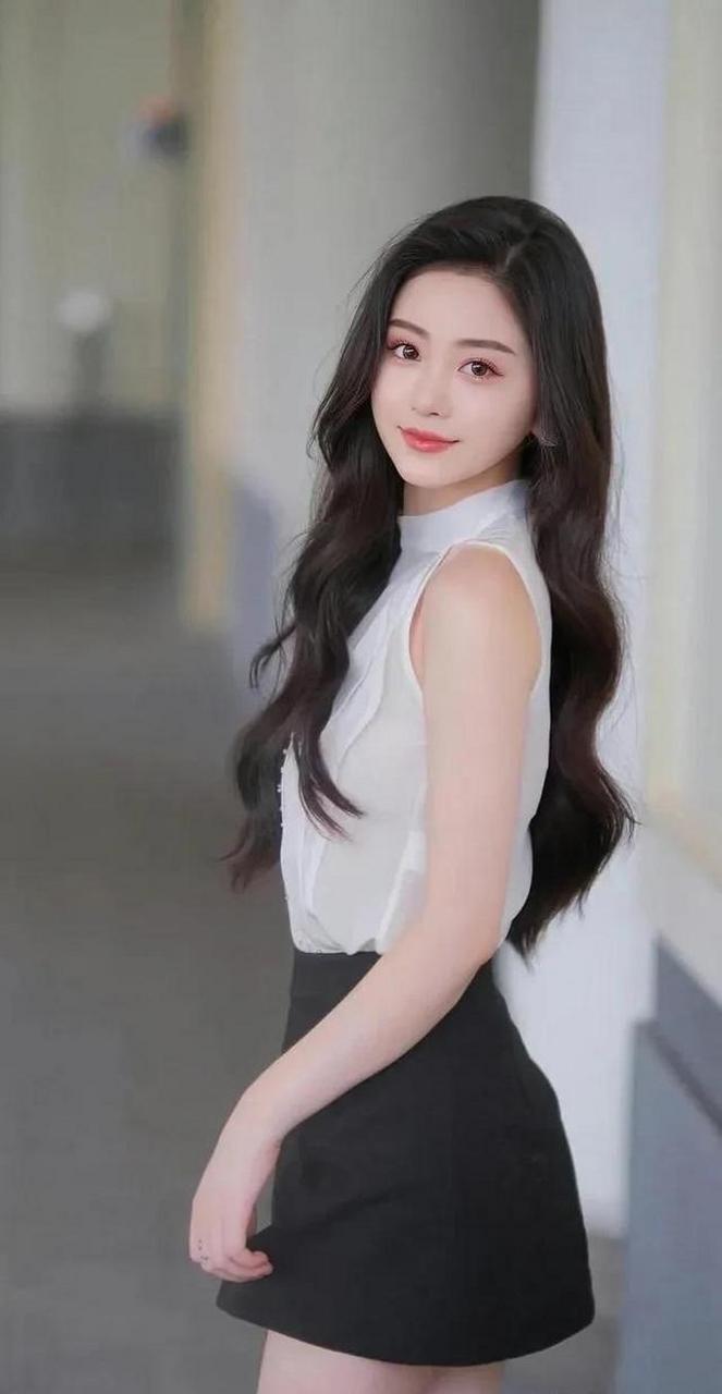 时尚写真系列:长发齐腰的女孩,颜值精致,笑容可爱又漂亮