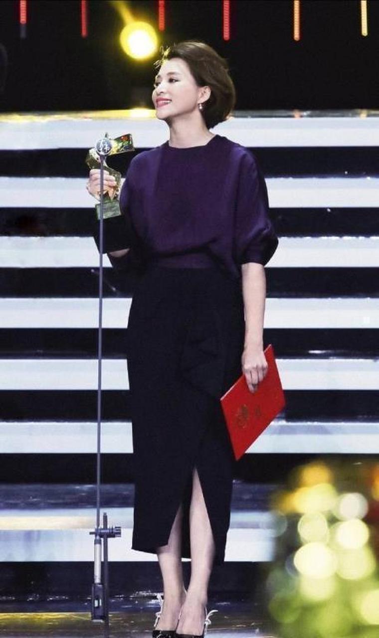 董卿知性美风格变了,素颜出镜像换脸,印花长裙很有特色!