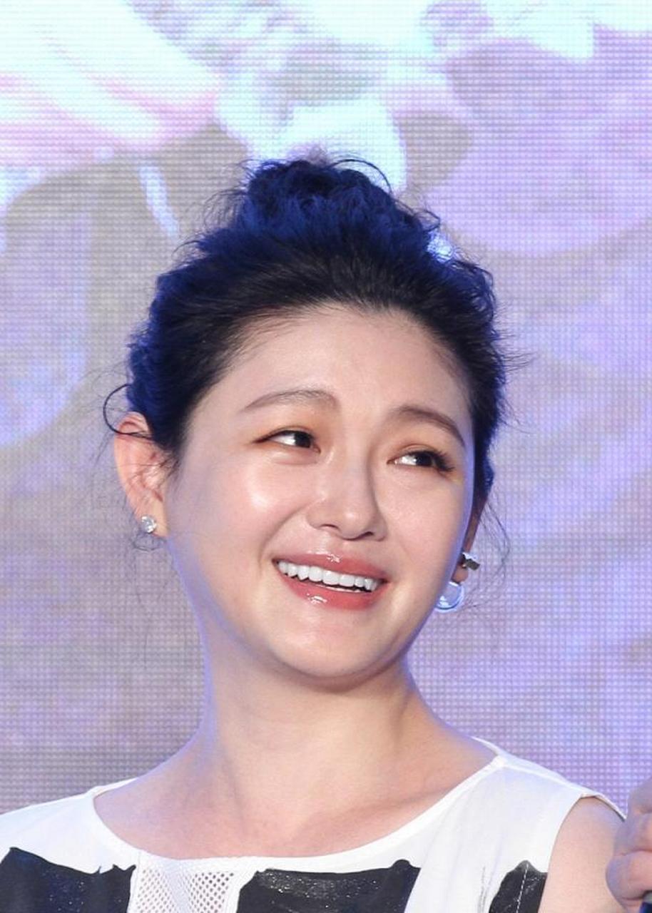 大s这是什么表情啊,笑起来比哭还难看