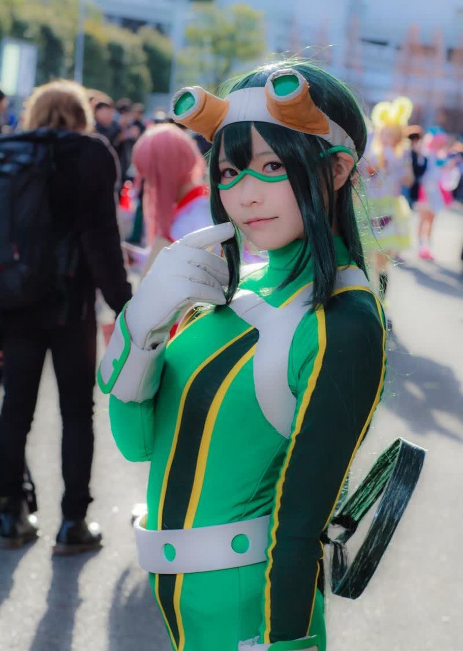 cos秀#霓虹c95粉丝展首日,《我的英雄学院》小英雄"青蛙吹梅雨"的cos