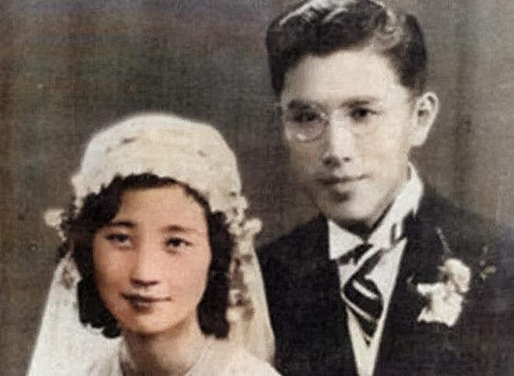 虽然周培源在清华教书,但他一直单身到28岁.