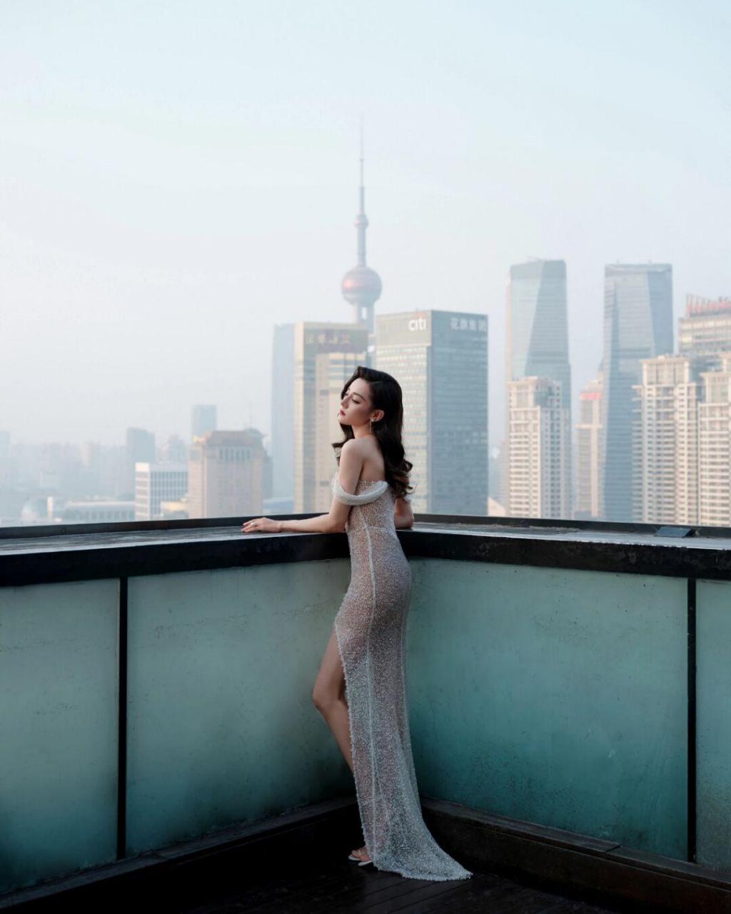 香槟色礼服华丽精致,贵气典雅热巴这颜值和这身材真的是完美的,让人无