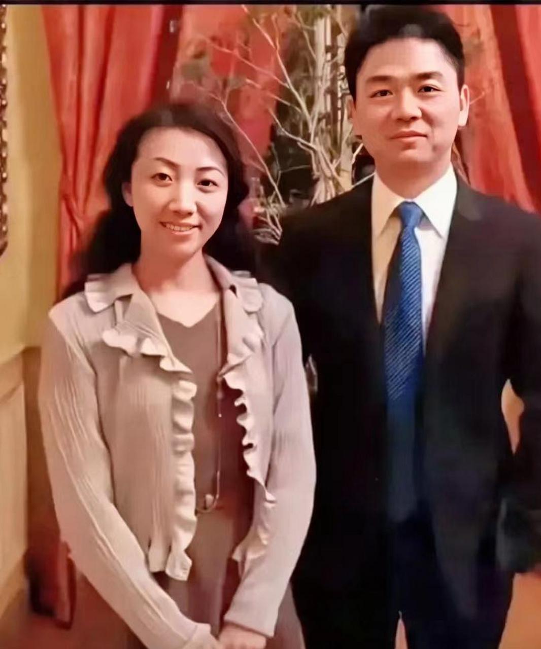 京东名字的由来,时隔多年再次出现刘强东和龚小京同框的照片,镜头中的