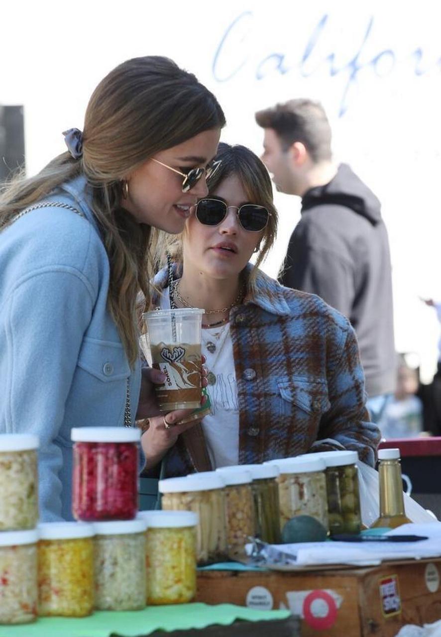 露西·海尔周末与好友去农贸市场采购,一边逛一边挑选