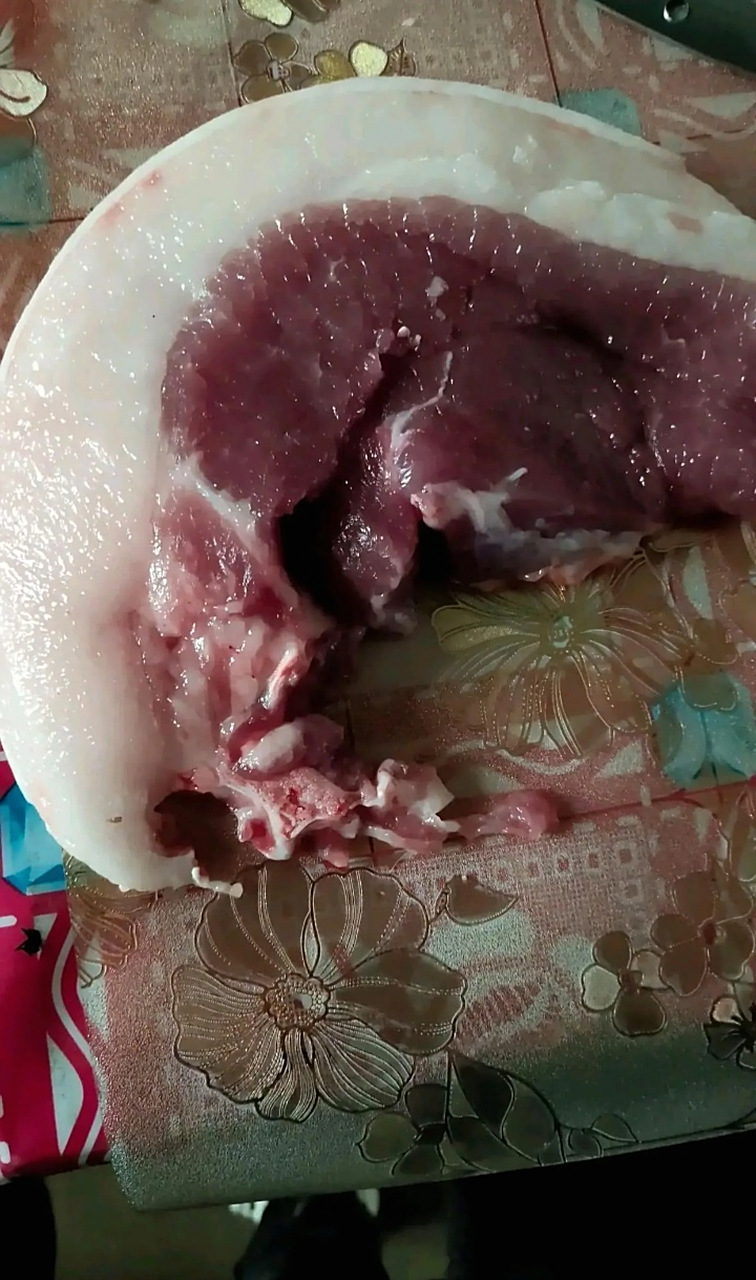 老公买回来的猪肉颜色这么深,该不会是老母猪肉吧?