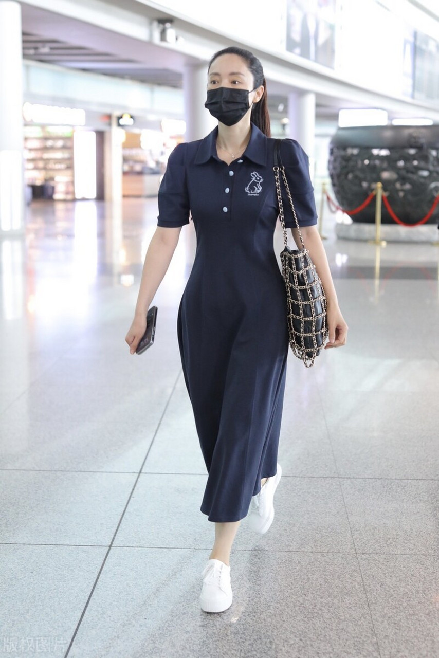 董璇机场街拍,蓝色polo领连衣裙搭配小白鞋,优雅时髦不说还洋气减龄!