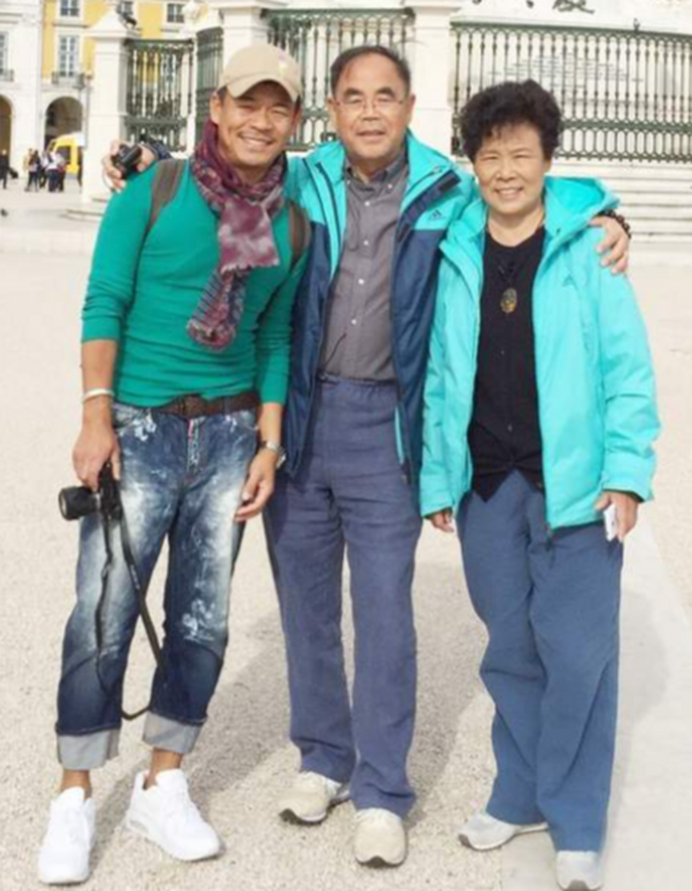 孙浩:深陷网络谣传好烦恼  孙浩22岁时主演影片《天皇巨星》,并演唱