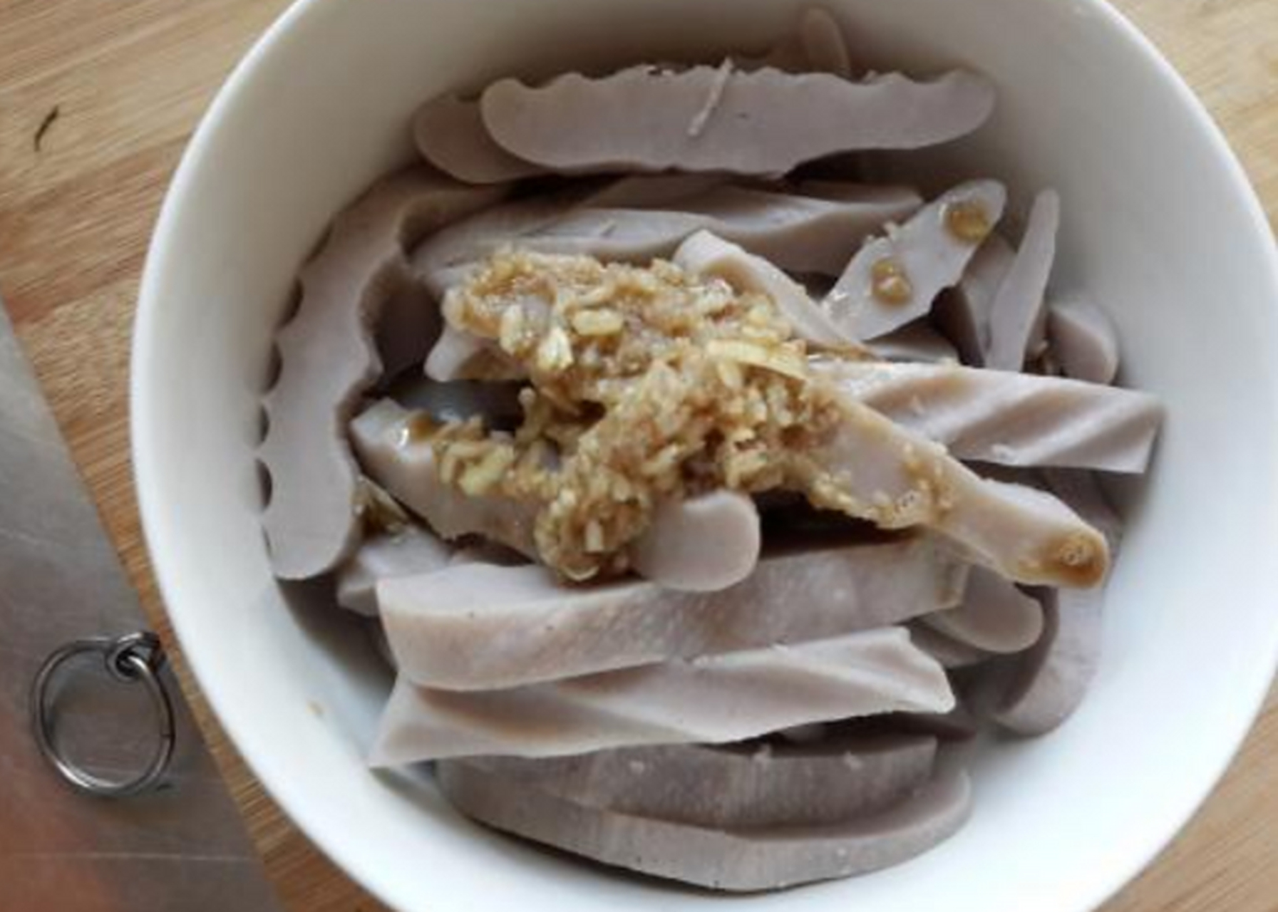 扒糕是石家庄的一种特色美食,它是以荞麦面粉作为主要原料,经多道传统