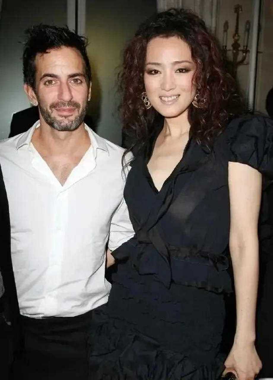 57岁的巩俐和60岁的杨紫琼同框,两位女神看上去多多少少都见老了.