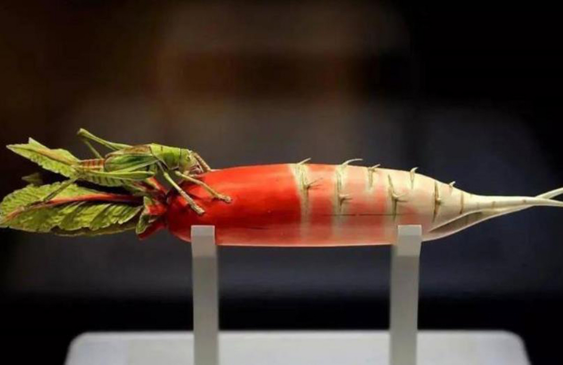 这是清代的象牙萝卜,雕工精致,意境深远,它的原主人是一个老农民,专家