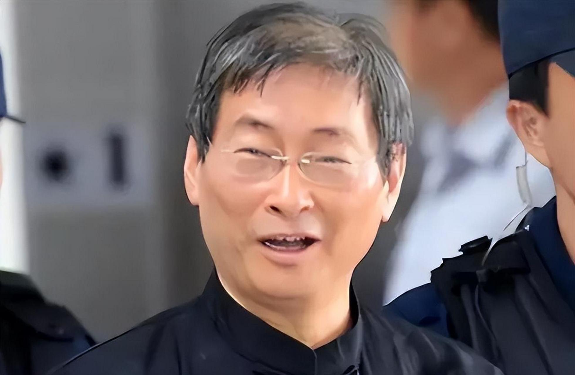 他是中国台湾最大黑帮竹联帮的总护法,手持一把七星剑,"白狼"名号响彻
