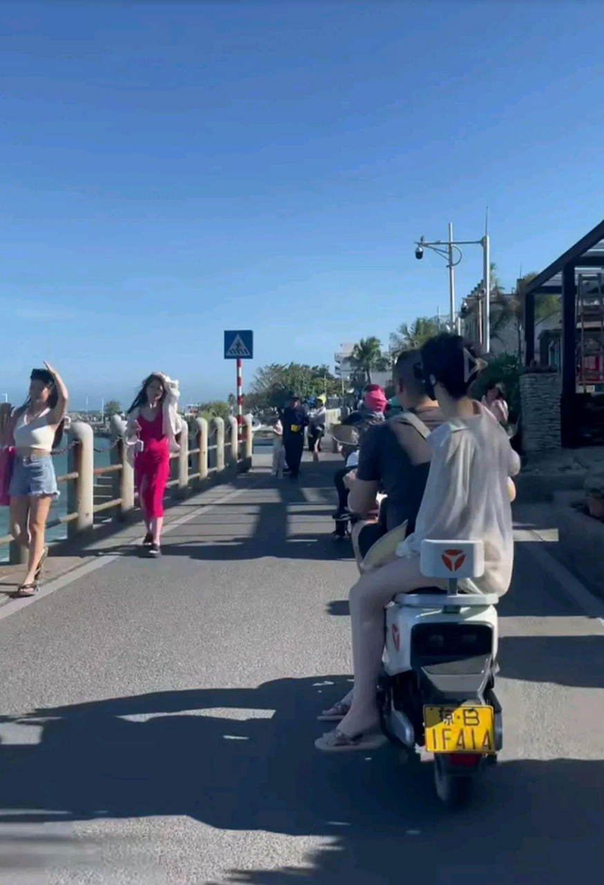 车牌很抢眼 琼b