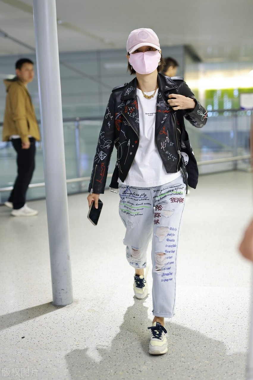 马伊琍机场街拍,涂鸦皮夹克搭配牛仔裤,棒球帽潮酷腔调十足!