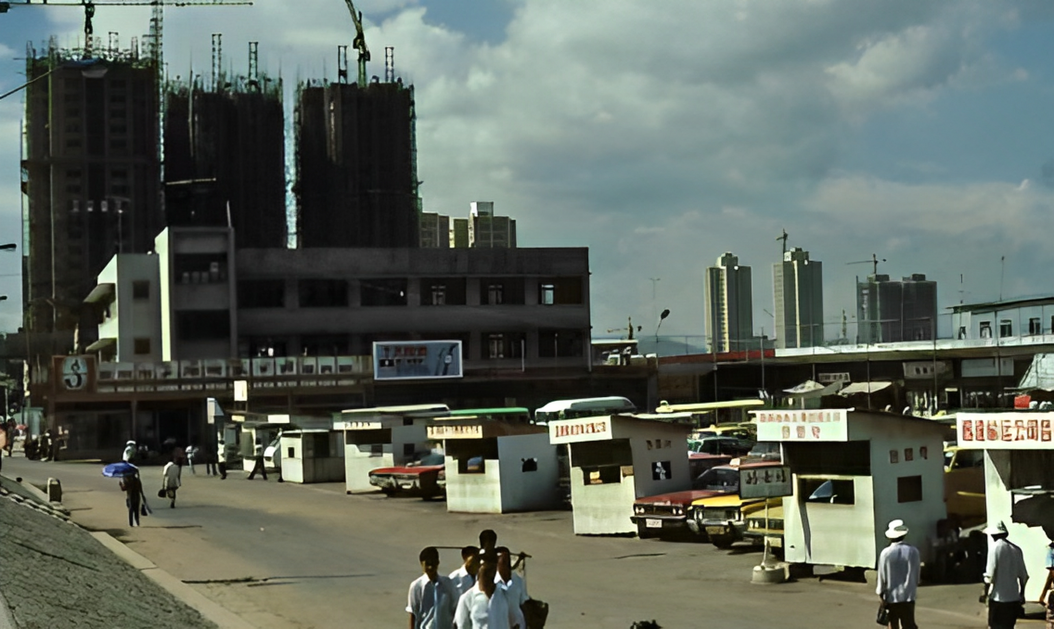 深圳刚刚被确立为经济特区山,一切都在蓬勃发展.