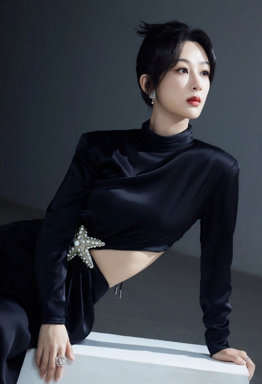 亭亭玉立,窈窕淑女的#杨紫# 身穿黑色腰部镂空裙,雪肤玉貌,身姿婀娜