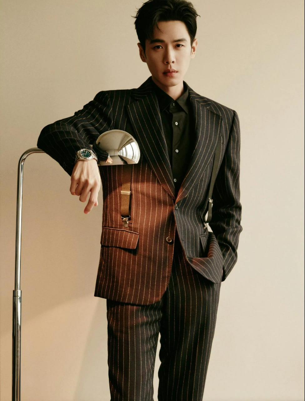 张若昀西装穿搭 皮鞋颜色还与内搭衬衫有呼应, 整体显得很绅士帅气.