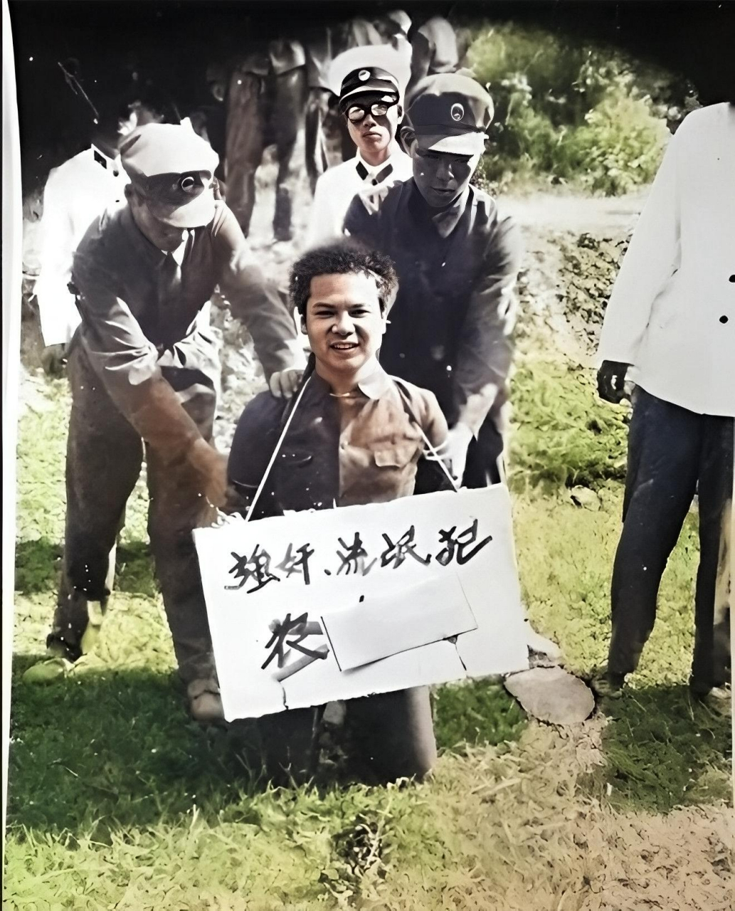 1983年,一名即将被处决的死刑犯跪在地上,等待生命的倒计时.