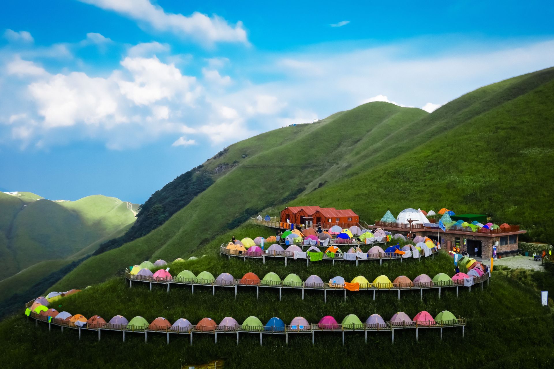 武功山,位于江西省和湖南省交界处,是一座海拔高达1918米的山峰,被誉