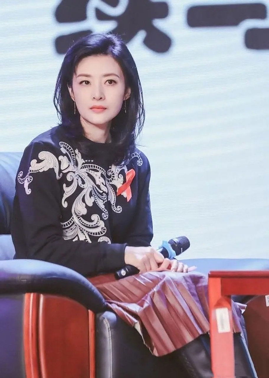 大家觉得周涛这两张照片哪一张称得上是绝对的盛世美颜,二选一.