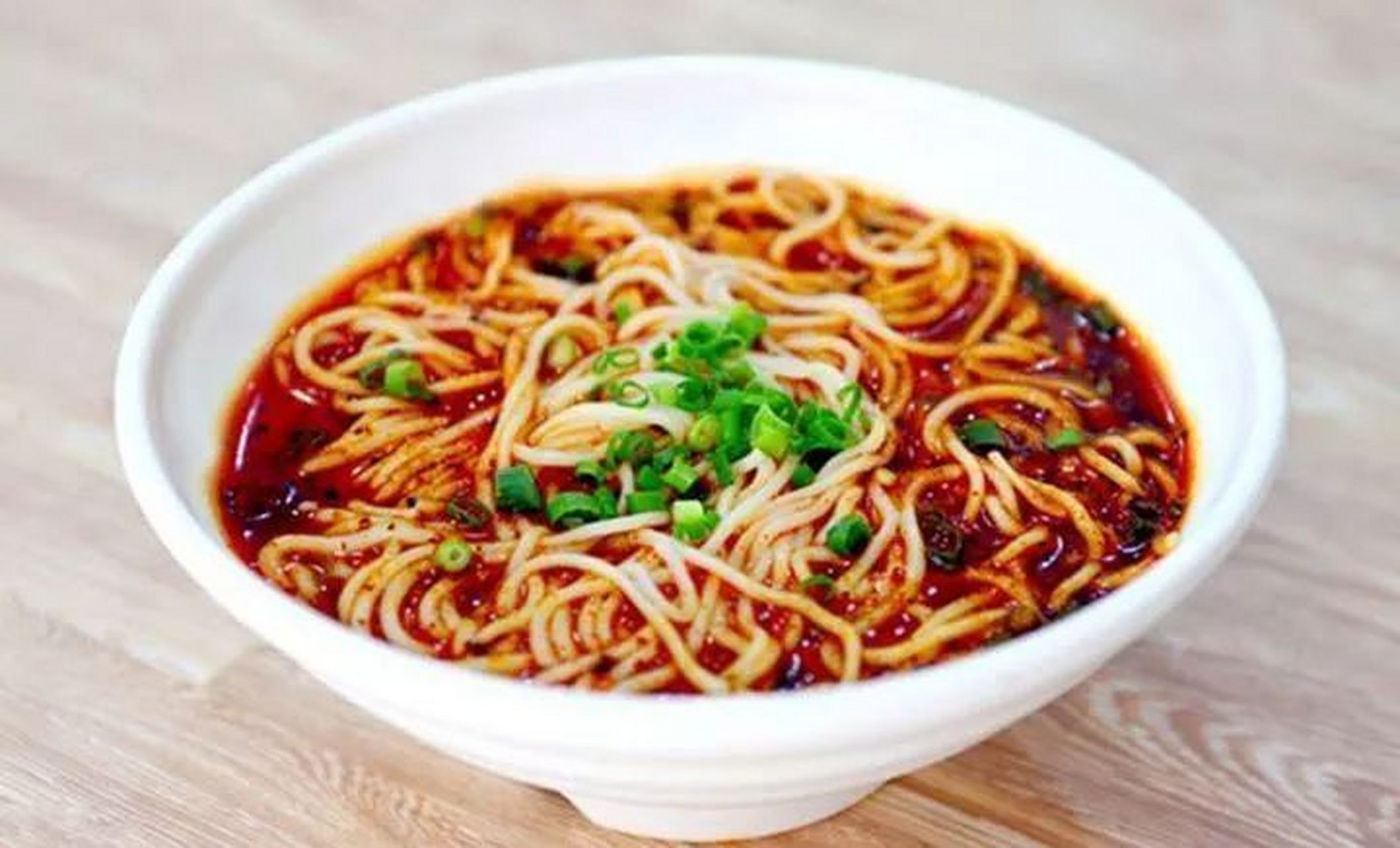 抗战前后和建国初期,吃担担面的大都是太太,小姐,公