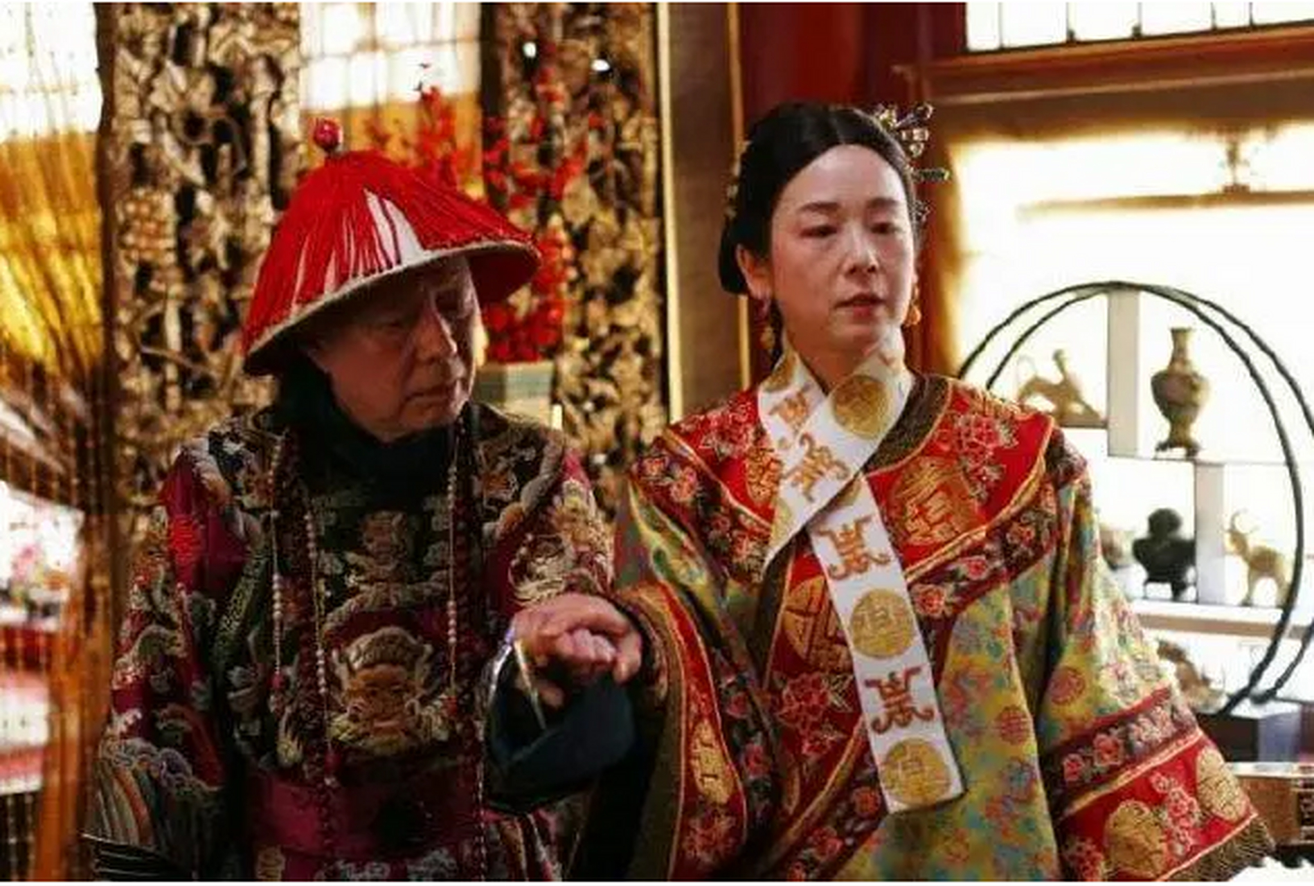 荣禄是满洲正白旗人,瓜尔佳氏,字仲华.