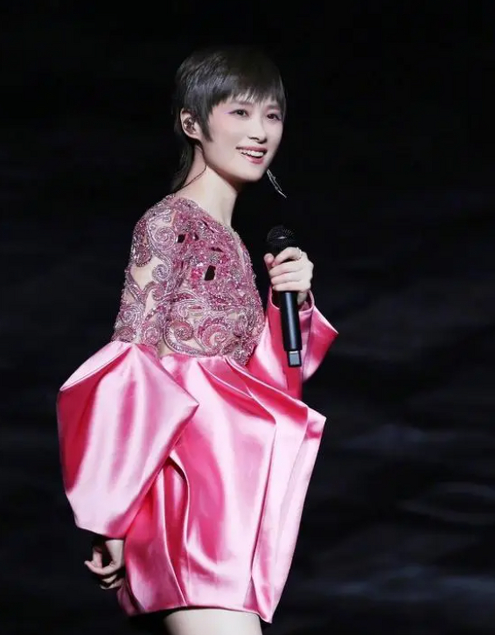 女歌手李宇春开演唱会:半个奢侈品圈名人都来观看,花篮排面震撼全场!