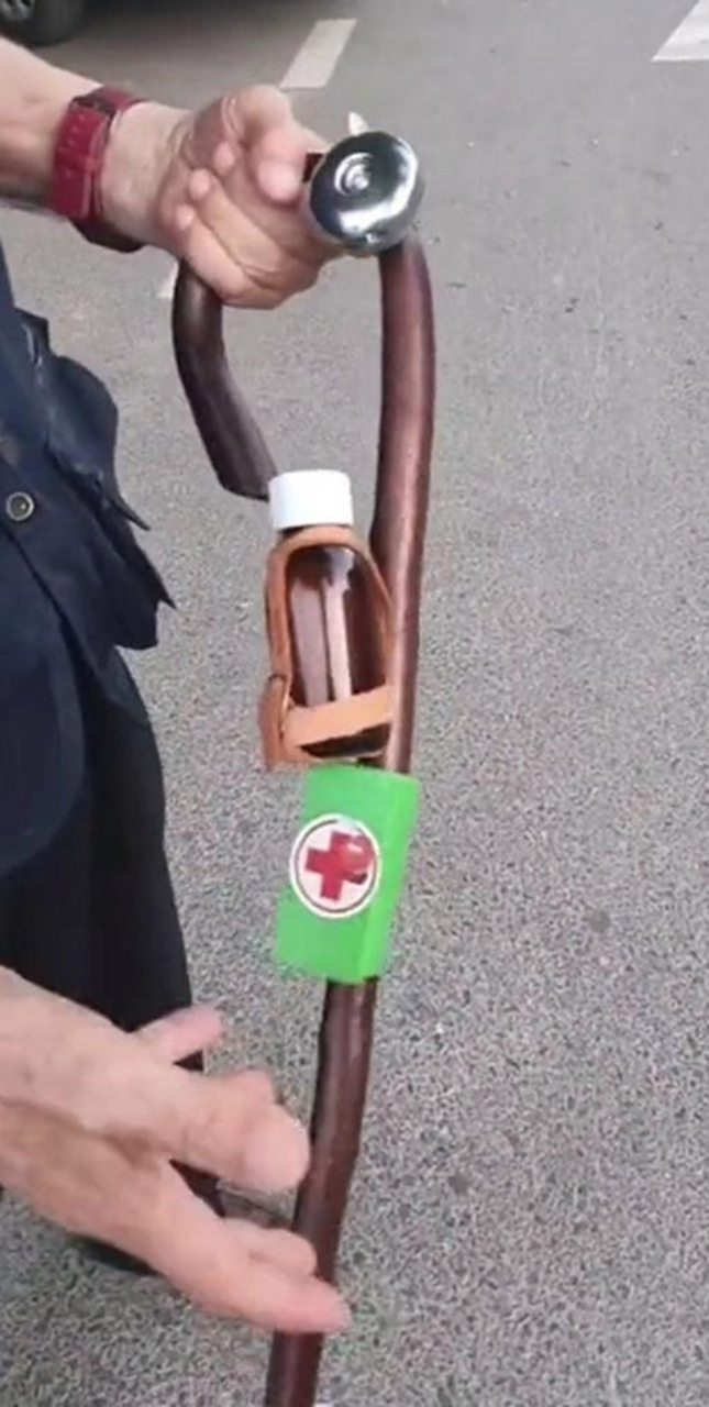 大爷这拐杖看着真不错,像个小仓库一样. #趣图搞笑# #搞笑